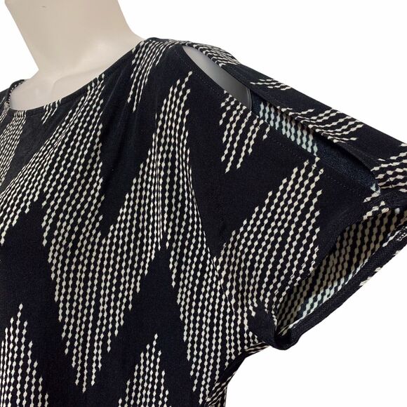 chicos travelers Short Sleeve Cold Shoulder Black Cream Slinky Top Size 1 M/8 - Picture 5 of 10